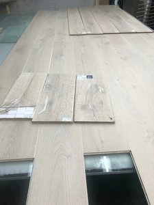 Suelo de Madera Multicapa de Roble de Diseño Profesional con Acabado Cepillado, Proveedor Chino - Product Image 1