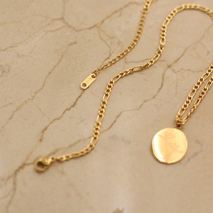 Collar con Colgante de Acero Inoxidable Chapado en Oro con Disco Ovalado Irregular Grabado con Flores y Cadena Figaro para Mujer - Product Image 4