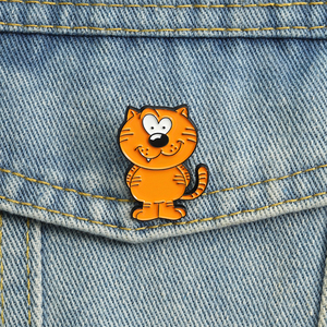 Broches en émail de chat jaune de dessin animé, chat mignon aux yeux en forme de cœur, sourire, broche de revers, vente en gros - Product Image 1