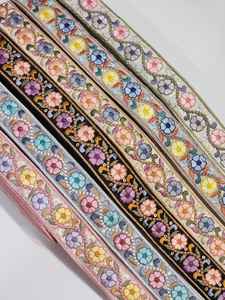 Vente en gros de dentelle en maille 100% coton, style ethnique vintage, décorée de sequins brodés floraux faits à la main, colorée - Product Image 4