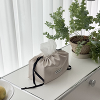 Pochette en satin imitation acétate avec logo personnalisé, texture mate élégante, sac cadeau à cordon, toucher doux, emballage de rangement pour produits de beauté