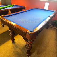 Adultes pleine grandeur jouant à des jeux billard tennis table de billard et combo air hockey