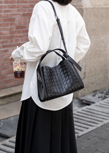 ODM y OEM, Primavera/Verano 2026, Nuevo Bolso de Hombro y Bandolera Casual de Moda, Bolso Tipo Cubo de Cuero Genuino Premium con Grabado para Mujer - Product Image 3
