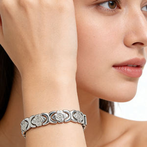 ヨーロッパ系アメリカ人のファッショナブルなローズ柄の金メッキバングル、女性への記念日ギフトに - JKブランド、中国/グアテマラ産 - Product Image 5