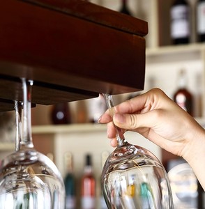 Nhà máy trực tiếp Nordic rắn gỗ Giá rượu với cốc chủ treo tường rượu đứng với bao bì carton - Product Image 6