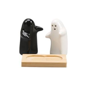 Juego de Salero y Pimentero de Cerámica con Diseño Moderno y Divertido de Fantasmas Abrazándose en Blanco y Negro - Product Image 5
