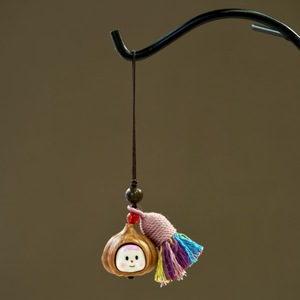 Pendentif de téléphone en bois sculpté, motif ail et châtaigne, style dessin animé, forme ovale, avec pompon, porte-clés, cadeau personnalisé - Product Image 3