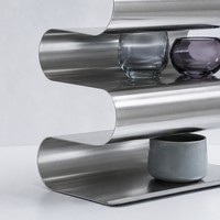 Étagère de présentation autoportante en aluminium moderne, brillante, ondulée et incurvée, 50x30x19cm, organisateur flexible et détachable pour la décoration intérieure, la maison et la cuisine