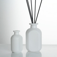 Bouteilles en verre recyclables de diffuseur de roseau vide blanc de 50ml 100ml 150ml avec couvercles à vis et bâtons