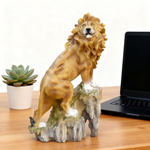 Statua in Resina Realistica del Re Leone Dorato, Criniera Naturale e Posa Maestosa su Base in Pietra, Grande Decorazione da Giardino per Ingresso Villa - Product Image 3