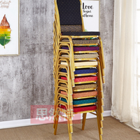 Chaises d'événement empilables à cadre doré et assise rouge pour salles de banquet, églises, mariages, conférences, cérémonies et hôtels - Vente en gros