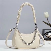 Sac fourre-tout demi-lune style Y2K de créateur en gros, sac à main personnalisé avec logo, sac à bandoulière à poignée froncée et décoration chaîne métallique en forme de lune
