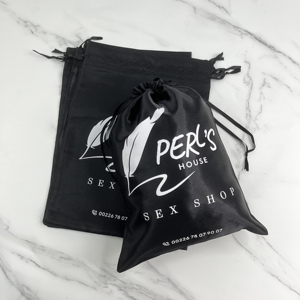 Pochette en satin noir avec cordon de serrage, impression de logo personnalisé, sac cadeau luxueux en satin de soie pour emballage de cosmétiques et de sous-vêtements - Product Image 5