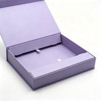 Boîte cadeau rigide pliable magnétique personnalisée en violet lavande avec ruban de traction pour l'emballage de cosmétiques et de vêtements