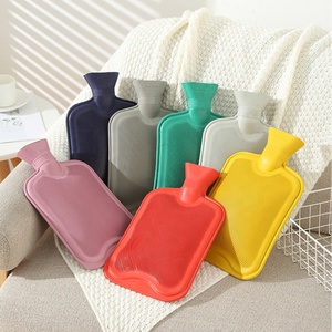 100% étanche Yangzhou usine 2000ml sac d'eau chaude géant épais en caoutchouc rouge bouteille d'eau chaude écologique pour les périodes douloureuses - Product Image 1