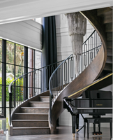 Système d'escalier contemporain de luxe pour la maison avec garde-corps en verre trempé et marches en bois massif, escalier en colimaçon en bois