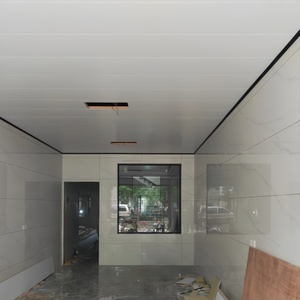Paneles de <span class=keywords><strong>PVC</strong></span> con Ranuras Centrales Cromadas Blancas Brillantes de Buena Calidad, Lámina de Estampado <span class=keywords><strong>en</strong></span> Caliente para Techo Falso para Nigeria - Product Image 6