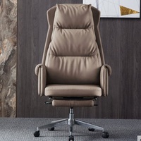 Chaise de bureau en cuir beige au design moderne avec dossier haut et repose-pieds ergonomique et réglable pour les lombaires