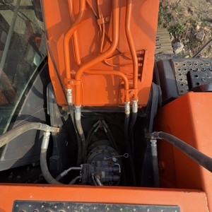 Excavatrice sur chenilles Hitachi ZX240 d'occasion, 24 tonnes, moteur Isuzu Tier 3, pompe hydraulique, engrenage, sans DEF, économe en carburant, usage municipal - Product Image 6