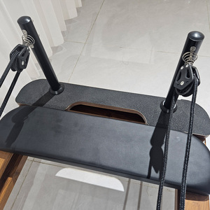 Appareil de <span class=keywords><strong>Pilates</strong></span> Reformer en Aluminium Effet Bois pour Usage Commercial, Équipement d'Exercice de <span class=keywords><strong>Yoga</strong></span> Personnalisable pour <span class=keywords><strong>Studio</strong></span> - Product Image 4