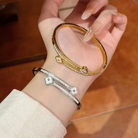 Bracelet manchette articulé en acier titane avec trèfle à quatre feuilles en nacre et strass en cristal, bijou cadeau