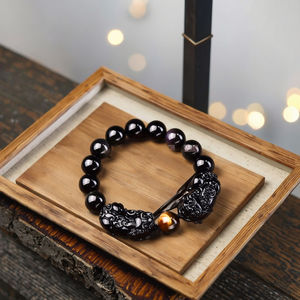 สร้อยข้อมือหินออบซิเดียนธรรมชาติรูปปี่เซียะคู่ ประดับด้วยหินตาเสือ - Product Image 4