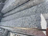 Pilier de palissade en granit gris naturel en gros poteau de clôture application extérieure produit en pierre pour pierre de jardin