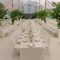 Chaise de mariage moderne nordique à dossier haut en bois avec assise en tissu et mousse, chaises de banquet pour événements, mobilier d'hôtel à louer