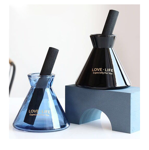 Venta al por mayor de reloj de arena rojo Triángulo Reed Difusor Botella 200ml de vidrio personalizado botella de aromaterapia - Product Image 1