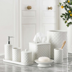 <span class=keywords><strong>Set</strong></span> <span class=keywords><strong>da</strong></span> <span class=keywords><strong>bagno</strong></span> di accessori in ceramica decorativi per la casa di lusso - Product Image 6