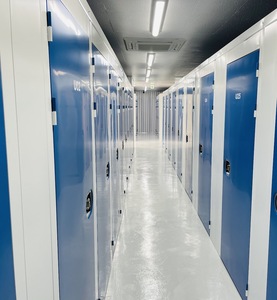 Unités <span class=keywords><strong>d</strong></span>'entreposage en libre-service à usage commercial dans <span class=keywords><strong>un</strong></span> entrepôt en acier de conception moderne en vente Unité <span class=keywords><strong>d</strong></span>'entreposage en excellent état à bas <span class=keywords><strong>prix</strong></span> en vente - Product Image 4