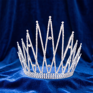 Tiara de Reina de Concurso con Corona Geométrica de Siete Puntos en Forma de V, Diseño Calado Redondo y Triangular, con Pedrería y Base Cuadrada de Tres Filas - Product Image 1