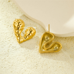 Boucles d'oreilles clous en forme de cœur martelé plaqué or 18 carats en acier inoxydable, hypoallergéniques et étanches, idéales comme cadeau - Product Image 3