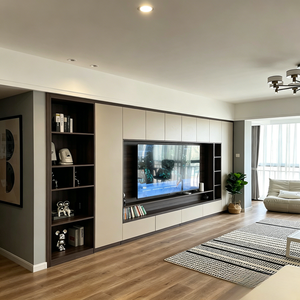 Console <span class=keywords><strong>TV</strong></span> personnalisable de style Japandi avec armoires blanches, base en <span class=keywords><strong>bois</strong></span> flottante <span class=keywords><strong>et</strong></span> niche <span class=keywords><strong>TV</strong></span> intégrée - Product Image 6