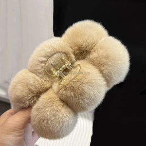 Commercio all'ingrosso di alta qualità ragazza carina pelliccia di coniglio pinze per capelli inverno autunno peluche accessori per la pesca all'aperto uso casuale - Product Image 1