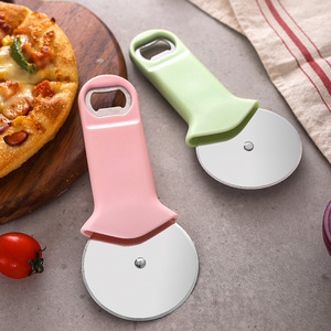 Utensilio de Cocina de Alta Calidad, Cortador de <span class=keywords><strong>Pizza</strong></span> 2 en 1 de Acero Inoxidable con Abrebotellas, Cuchillo para <span class=keywords><strong>Pizza</strong></span> con Mango Antideslizante - Product Image 1