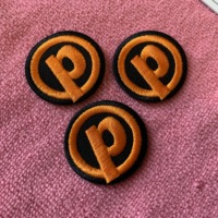 Étiquettes de broderie en sergé 3D de logo carré de couleurs vives, couture découpée au laser sur un patch de vêtements de broderie