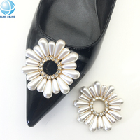 Boucles de chaussures en strass perlées, motif fleur creuse, ornements détachables pour femmes, talons hauts