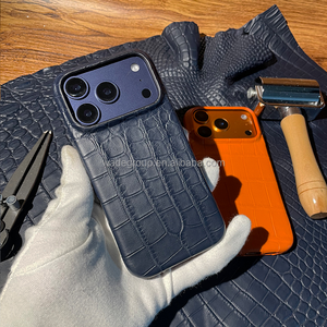 Étui de téléphone en cuir de crocodile véritable avec logo personnalisé, coque de protection en peau de <span class=keywords><strong>croco</strong></span> personnalisée pour iPhone 15 16 17 Pro Max - Product Image 1