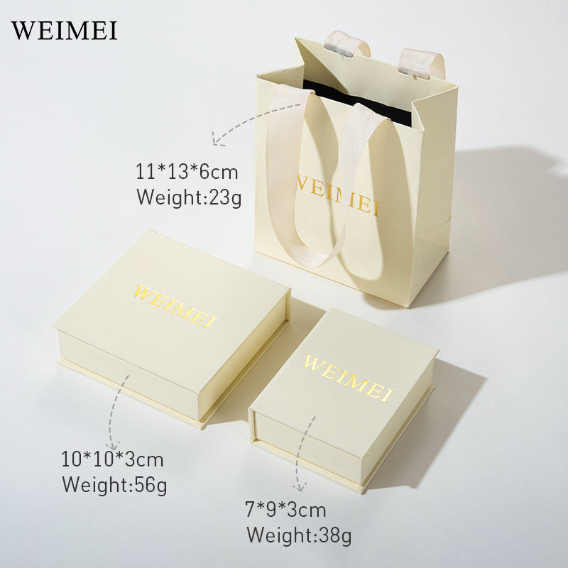 Caja de joyería blanca cremosa