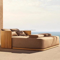 Ensemble de canapés de jardin haut de gamme pour hôtel moderne, avec structure en bois robuste et lattes, canapé sectionnel avec table basse