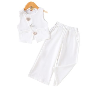 Completo estivo alla moda per bambine, due pezzi bianchi, giacca e pantaloni a gamba larga, per abbigliamento casual. - Product Image 5