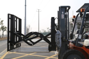 Accessoire hydraulique de déplacement rapide pour chariot élévateur, pousseur rapide pour le stockage des produits ensachés dans les industries chimique et alimentaire - Product Image 4