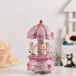 Carrusel Giratorio de Lujo con 3 Caballos, Carrusel Musical con Mecanismo de Cuerda, con Luces LED de Colores Cambiantes y Melodía - Product Image 2