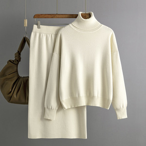 Elegantes zweiteiliges Damen-Winter-Set aus gestricktem Woll pullover und Hose Einfarbiges, lässiges, lockeres Strick-Outfit - Product Image 2