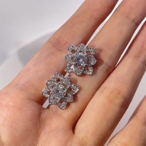 Pendientes de Botón Elegantes y Clásicos para Mujer de Tianyu Gems, Chapados en Oro sobre Latón, con Circonita Cúbica Blanca de Corte Redondo y Diseño de Flor - Product Image 3