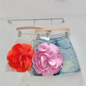 Faldas de mezclilla de cintura alta con diseño de flores 3D grandes y pantalones cortos de seguridad forrados para mujer, a la moda. - Product Image 1