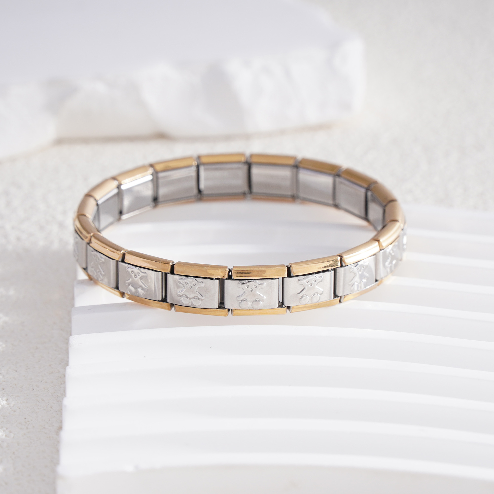 Bear-shaped watch strap (gold trim)