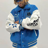 Chaqueta Varsity Personalizada de Forro Polar Sherpa con Mangas en Contraste, Bordados, Parches de Chenille y Botones a Presión, Estilo Urbano, Venta al por Mayor