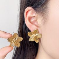 Boucles d'oreilles clous rétro à fleurs pour femmes, plaquées or 18 carats, en acier inoxydable, étanches et inaltérables, tendance